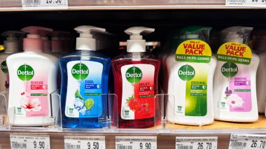 Penang, Malezya - 7 Temmuz 2025 banyo ve kaporta atölyesi çeşitli renkli ürünleri raflarda sergiliyor. Dükkanda parlak ışıklandırma ve organize ürün düzenlemeleri yer alıyor.