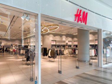 Penang, Malezya - 7 Temmuz 2025 banyo ve kaporta atölyesi çeşitli renkli ürünleri raflarda sergiliyor. Dükkanda parlak ışıklandırma ve organize ürün düzenlemeleri yer alıyor.