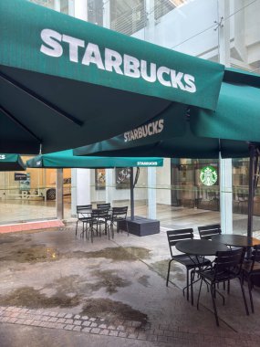 Penang, Malezya - 7 Temmuz 2025 banyo ve kaporta atölyesi çeşitli renkli ürünleri raflarda sergiliyor. Dükkanda parlak ışıklandırma ve organize ürün düzenlemeleri yer alıyor.