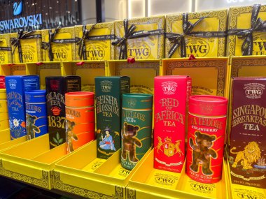 Penang, Malezya - 7 Temmuz 2025 banyo ve kaporta atölyesi çeşitli renkli ürünleri raflarda sergiliyor. Dükkanda parlak ışıklandırma ve organize ürün düzenlemeleri yer alıyor.