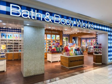 Penang, Malezya - 7 Temmuz 2025 banyo ve kaporta atölyesi çeşitli renkli ürünleri raflarda sergiliyor. Dükkanda parlak ışıklandırma ve organize ürün düzenlemeleri yer alıyor.