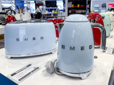 Penang, Malezya - 7 Temmuz 2025 Bir rafta sergilenen üç şişe PEPSI ZERO SUGAR. Her şişe 2.40 'lık bir fiyat etiketi gösteriyor. Etiketler belirgin bir şekilde görünür..