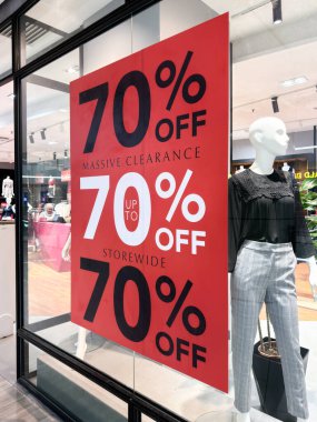 Penang, Malezya - 7 Temmuz 2025 Bir rafta sergilenen üç şişe PEPSI ZERO SUGAR. Her şişe 2.40 'lık bir fiyat etiketi gösteriyor. Etiketler belirgin bir şekilde görünür..