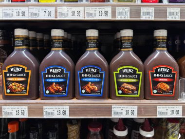 Penang, Malezya - 7 Temmuz 2025 Bir rafta sergilenen üç şişe PEPSI ZERO SUGAR. Her şişe 2.40 'lık bir fiyat etiketi gösteriyor. Etiketler belirgin bir şekilde görünür..