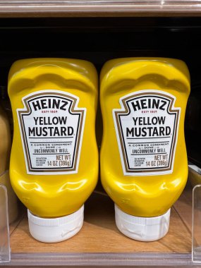 Penang, Malezya - 7 Temmuz 2025 Bir rafta sergilenen üç şişe PEPSI ZERO SUGAR. Her şişe 2.40 'lık bir fiyat etiketi gösteriyor. Etiketler belirgin bir şekilde görünür..