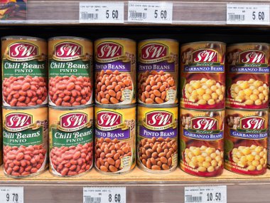 Penang, Malezya - 7 Temmuz 2025 Bir rafta sergilenen üç şişe PEPSI ZERO SUGAR. Her şişe 2.40 'lık bir fiyat etiketi gösteriyor. Etiketler belirgin bir şekilde görünür..