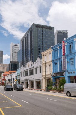 Singapur, Singapur - 1 Ekim 2025 Çin Mahallesi 'nin caddesinde hareketli tezgahlar, müşteriler ve bulutlu gökyüzünün altında hareketli tekstil ürünleri ile dolu.