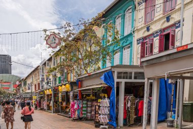 Singapur, Singapur - 1 Ekim 2025 Çin Mahallesi 'nin caddesinde hareketli tezgahlar, müşteriler ve bulutlu gökyüzünün altında hareketli tekstil ürünleri ile dolu.