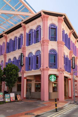 Singapur, Singapur - 3 Ekim 2025 Canlı bir tapınak içi renkli duvar resimleri, karmaşık detaylar ve dekoratif mimari içerir..