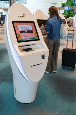 Singapur, Singapur - 2 Ekim 2025 Buddha Diş Kalıntısı Tapınağı karmaşık altın heykeller ve canlı adaklar içerir..