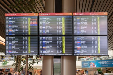 Singapur, Singapur - 2 Ekim 2025 Buddha Diş Kalıntısı Tapınağı karmaşık altın heykeller ve canlı adaklar içerir..