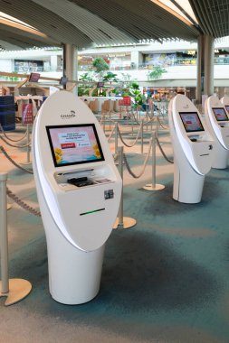 Singapur, Singapur - 2 Ekim 2025 Buddha Diş Kalıntısı Tapınağı karmaşık altın heykeller ve canlı adaklar içerir..