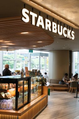 Singapur, Singapur - 2 Ekim 2025 Buddha Diş Kalıntısı Tapınağı karmaşık altın heykeller ve canlı adaklar içerir..