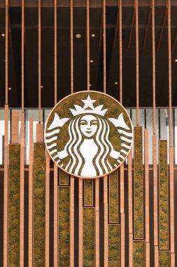 Singapur, Singapur - 3 Ekim 2025 Changi Havaalanı Gri ve beyaz tonlu gösterişli mimari sergiler. Yer araçları mevcut ve bir merdiven bir uçak kapısına doğru gidiyor..