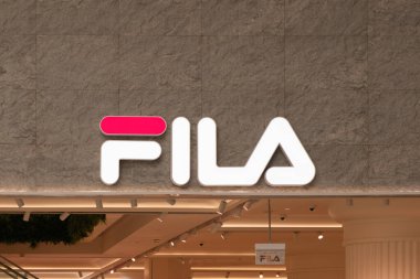 Singapur, Singapur - 3 Ekim 2025 Changi Havaalanı Gri ve beyaz tonlu gösterişli mimari sergiler. Yer araçları mevcut ve bir merdiven bir uçak kapısına doğru gidiyor..