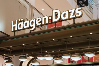 Penang, Malezya - 16 Ekim 2025 Gözle görülür bir Watsonlar işareti kırmızı ışıkla aydınlatılmış mavi bir arka plan, perakende ortamda konumlandırılmış.