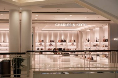 Penang, Malezya - 16 Ekim 2025 Gözle görülür bir Watsonlar işareti kırmızı ışıkla aydınlatılmış mavi bir arka plan, perakende ortamda konumlandırılmış.