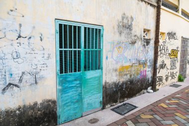 Penang, Malezya 23 Temmuz 2025 beton duvardan çarpıcı bir kuş duvar resmi çıkıyor. Etrafı renkli grafiti etiketleriyle çevrili ve bölgedeki sokak sanatçılarının yaratıcılığını gözler önüne seriyor..