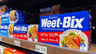 Penang, Malezya - 7 Temmuz 2025 Çoklu Weet-Bix kutuları, düşük şeker, yüksek fiber etiketler ve bir kutuda RM 17.50 fiyat etiketi sergilenmektedir..