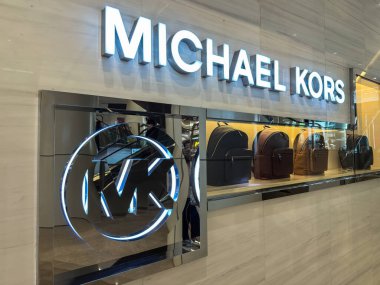 Penang, Malezya - 7 Temmuz 2025 sarılma bezi temiz bir şekilde raflara yerleştirildi, solunabilir kabarcık yatak teknolojisi ile sunuluyor, fiyatı 35.90..