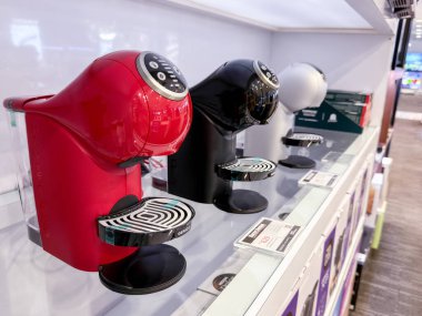 Penang, Malezya - 7 Temmuz 2025 sarılma bezi temiz bir şekilde raflara yerleştirildi, solunabilir kabarcık yatak teknolojisi ile sunuluyor, fiyatı 35.90..