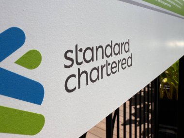 Penang, Malezya - 7 Temmuz 2025 sarılma bezi temiz bir şekilde raflara yerleştirildi, solunabilir kabarcık yatak teknolojisi ile sunuluyor, fiyatı 35.90..