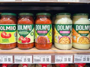 Penang, Malezya - 7 Temmuz 2025 sarılma bezi temiz bir şekilde raflara yerleştirildi, solunabilir kabarcık yatak teknolojisi ile sunuluyor, fiyatı 35.90..