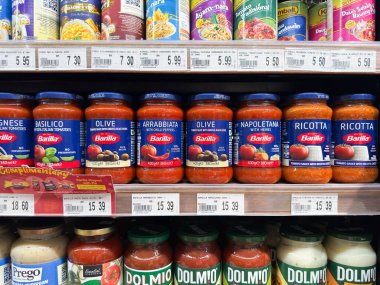 Penang, Malezya - 7 Temmuz 2025 sarılma bezi temiz bir şekilde raflara yerleştirildi, solunabilir kabarcık yatak teknolojisi ile sunuluyor, fiyatı 35.90..