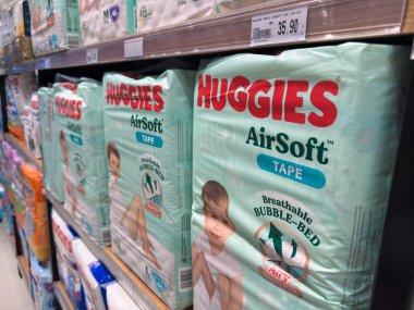 Penang, Malezya - 7 Temmuz 2025 sarılma bezi temiz bir şekilde raflara yerleştirildi, solunabilir kabarcık yatak teknolojisi ile sunuluyor, fiyatı 35.90..