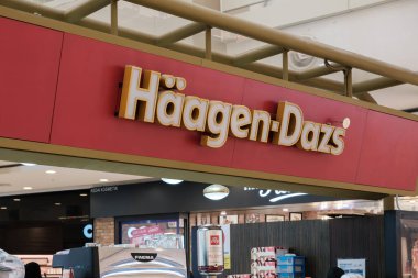 Penang, Malezya - 16 Ekim 2025 Haagen-Dazs marka levhası açık sarı ve kırmızı renklerde, dondurma dükkanının davetkar atmosferi ve açık logosunu gözler önüne seriyor..