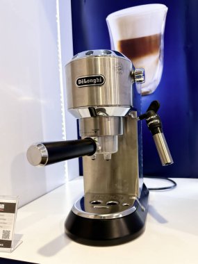 Penang, Malezya - 7 Temmuz 2025 Sarı, yeşil, kırmızı ve mor renkli çeşitli TWG çay kutuları bir rafa güzelce dizilmiştir.