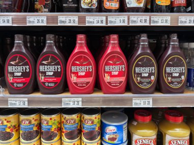 Penang, Malezya - 7 Temmuz 2025 Sarı, yeşil, kırmızı ve mor renkli çeşitli TWG çay kutuları bir rafa güzelce dizilmiştir.