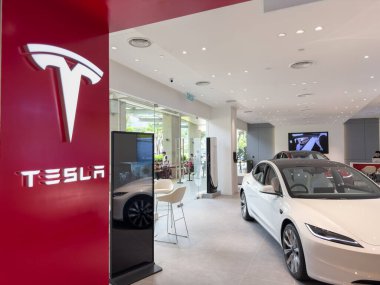 Penang, Malezya - 7 Temmuz 2025 Sarı, yeşil, kırmızı ve mor renkli çeşitli TWG çay kutuları bir rafa güzelce dizilmiştir.