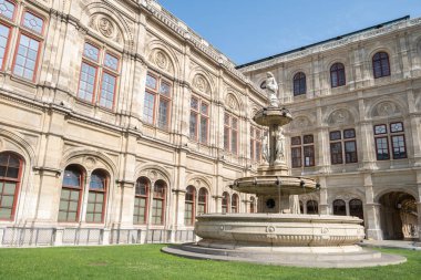 Viyana Operası 'ndaki çeşmenin detaylı bir yan görüntüsü. Klasik mimari ve süslü çeşme Viyana kültürünü ortaya çıkarıyor.