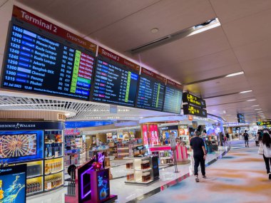 Singapur, Singapur - 31 Temmuz 2025 Changi Havalimanı 'ndaki MCM mağaza tabelası yolcuların lüks alışveriş seçeneklerini vurguluyor.