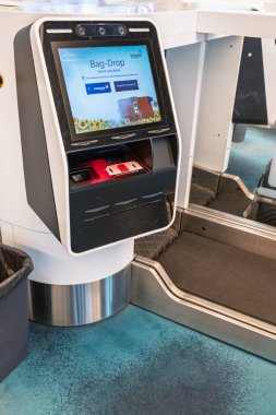 Singapur, Singapur - 3 Ekim 2025 Changi Havaalanı çanta bırakma alanı lüks tasarım, parlak ışıklandırma ve kalabalık bir terminal atmosferinde gezginler için organize sayaç.