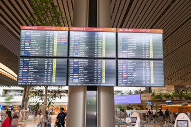 Singapur, Singapur - 3 Ekim 2025 Changi Havaalanı çanta bırakma alanı lüks tasarım, parlak ışıklandırma ve kalabalık bir terminal atmosferinde gezginler için organize sayaç.