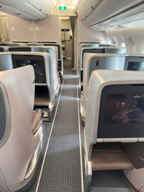 Singapur, Singapur - 31 Temmuz 2025 yön tabelaları E1 - E28 ve D40 - D42 için geçit bilgilerini ve F30 - F60 için tahmini seyahat sürelerini gösteriyor.