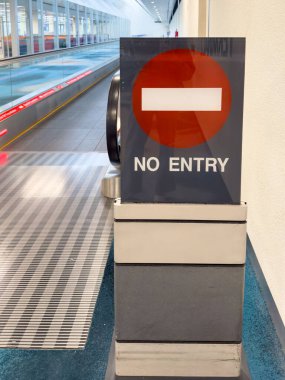 Singapur Changi Havaalanı 'ndaki bir yürüyüş yolunun yanında belirgin bir 