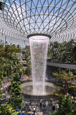 Singapur, Singapur - 3 Ekim 2025 Changi Havalimanı modern tasarım elementleri arasında pırıl pırıl beyaz iç mekanları, doğal ışığı, yeşilliği ve gezginleri olan geniş bir terminale sahiptir..