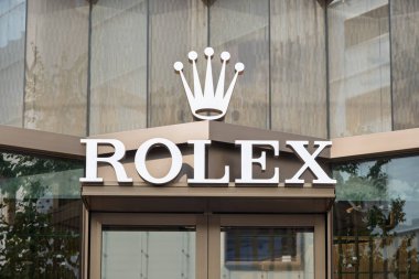 Tokyo, Japonya - 09 Ağustos 2025 VALENTINO mağaza önü lüks moda ürünleri sergiliyor.