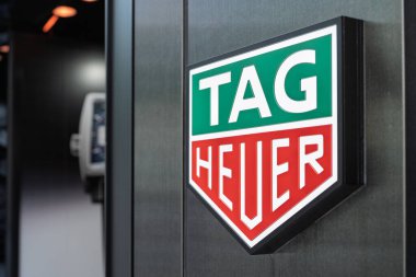 Tokyo, Japonya - 09 Ağustos 2025 VALENTINO mağaza önü lüks moda ürünleri sergiliyor.