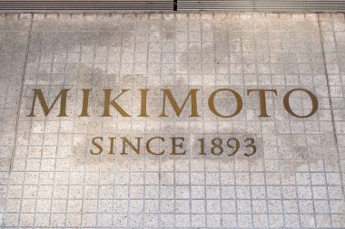 Tokyo, Japonya - 09 Ağustos 2025 VALENTINO mağaza önü lüks moda ürünleri sergiliyor.