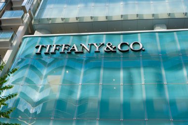 Tokyo, Japonya - 09 Ağustos 2025 VALENTINO mağaza önü lüks moda ürünleri sergiliyor.