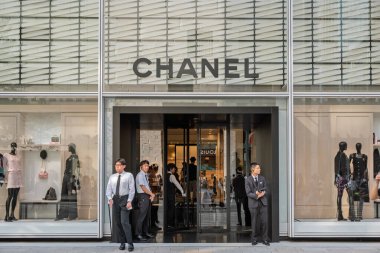 Tokyo, Japonya - 09 Ağustos 2025 'te GINZA mağazasında seçkin moda vitrinleri ve özenli çalışanlar, müşterileri lüks teklifleri keşfetmeye davet ediyor..