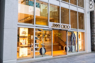 Tokyo, Japonya - 09 Ağustos 2025 'te GINZA mağazasında seçkin moda vitrinleri ve özenli çalışanlar, müşterileri lüks teklifleri keşfetmeye davet ediyor..