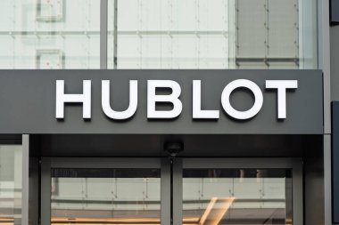 Tokyo, Japonya - 09 Ağustos 2025 'te GINZA mağazasında seçkin moda vitrinleri ve özenli çalışanlar, müşterileri lüks teklifleri keşfetmeye davet ediyor..