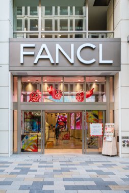 Tokyo, Japonya - 09 Ağustos 2025 GINZA STREET 'te hareketli bir sahne modern binalar, yeşillikler ve canlı şehir atmosferinin keyfini çıkaran müşteriler.