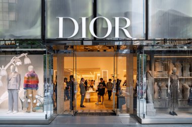 Tokyo, Japonya - 09 Ağustos 2025 GINZA STREET 'te hareketli bir sahne modern binalar, yeşillikler ve canlı şehir atmosferinin keyfini çıkaran müşteriler.