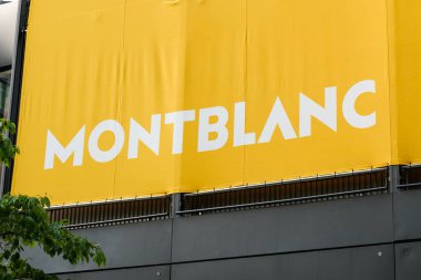 Tokyo, Japonya - 09 Ağustos 2025 GINZA STREET 'te hareketli bir sahne modern binalar, yeşillikler ve canlı şehir atmosferinin keyfini çıkaran müşteriler.